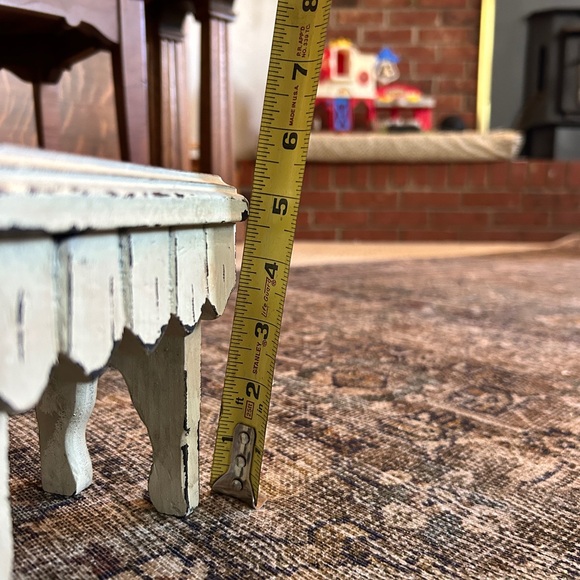 Small decor table - Picture 3 of 5